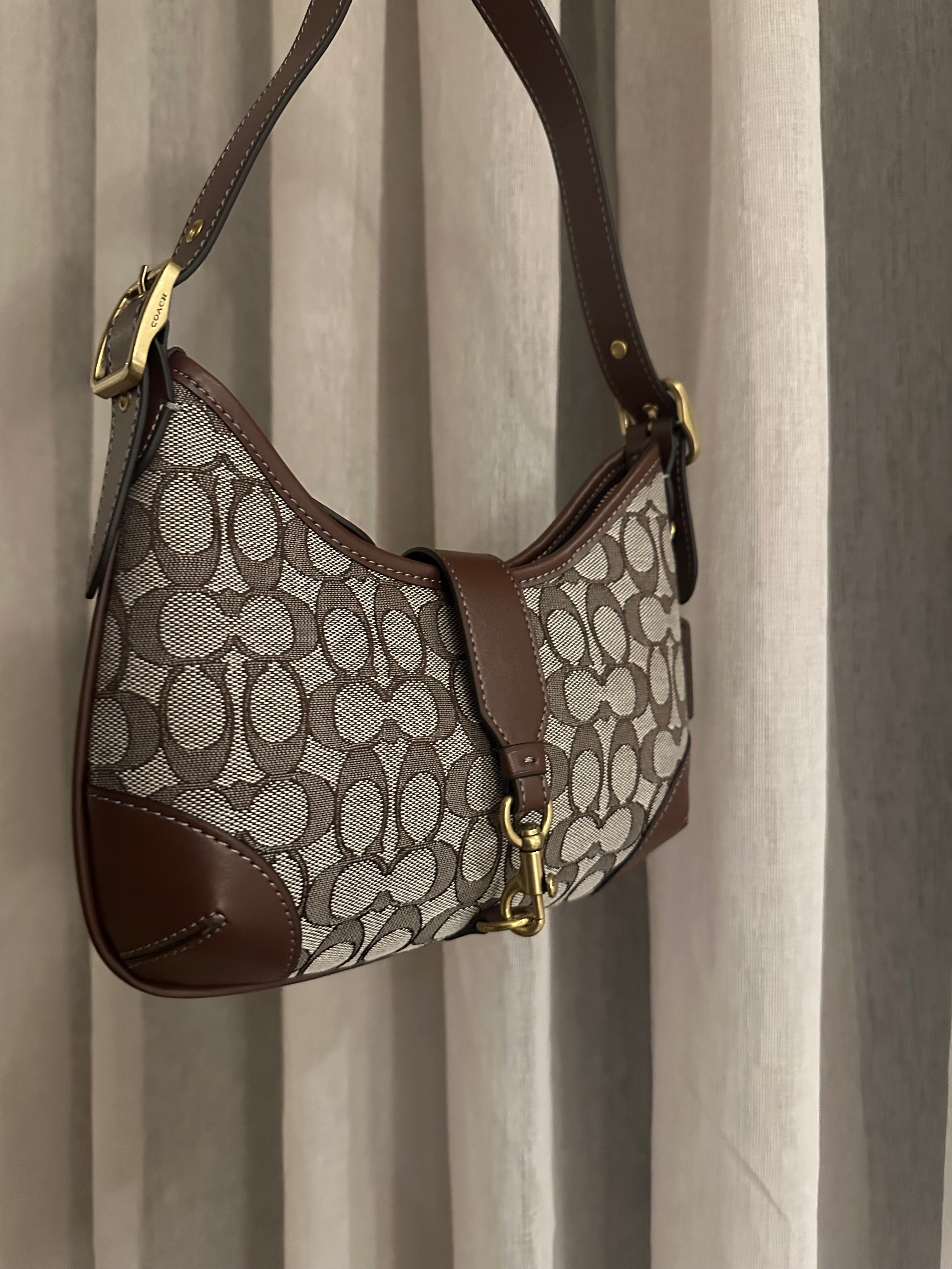 Signature jacquard canvas in a beige/taupe and brown pattern