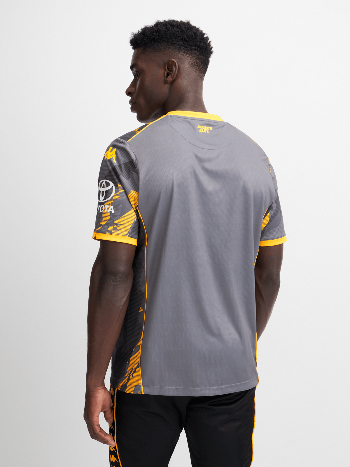 Kaizer chiefs kit - VAULT DEALS