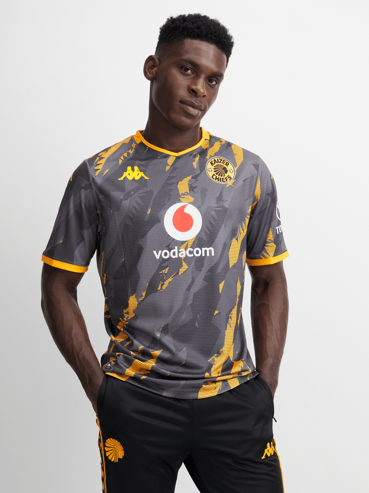 Kaizer chiefs kit - VAULT DEALS